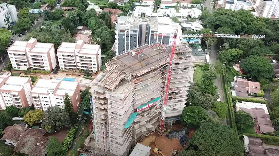 La resistencia del concreto es uno de los pilares fundamentales para garantizar estructuras seguras, duraderas y confiables.

En este curso descubrirás por qué conocer y evaluar correctamente la resistencia del concreto y de los núcleos es clave en cualquier proyecto constructivo.



<br><br>

A lo largo de seis clases, explorarás desde los conceptos básicos de resistencia normalizada hasta la forma en que esta influye directamente en el comportamiento estructural de las obras. Aprenderás también a identificar los factores que afectan la resistencia de los núcleos y dominarás los métodos más efectivos para evaluarla en campo y laboratorio.



<br><br>

Este curso es una herramienta esencial para ingenieros, técnicos y profesionales de la construcción que buscan fortalecer sus criterios técnicos y asegurar la calidad estructural desde el corazón del concreto.
